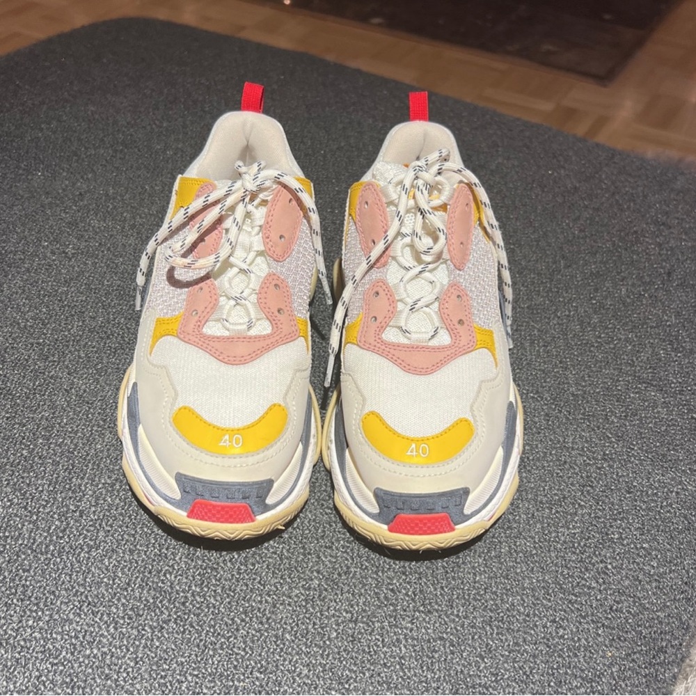 Details

Brand Balenciaga
Color Beige 
Size 10